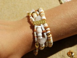 MÉLANGE DE PERLES HEISHI ET DE BRELOQUES - ABU DHABI