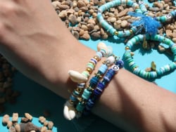 MÉLANGE DE PERLES HEISHI ET DE BRELOQUES - BALI