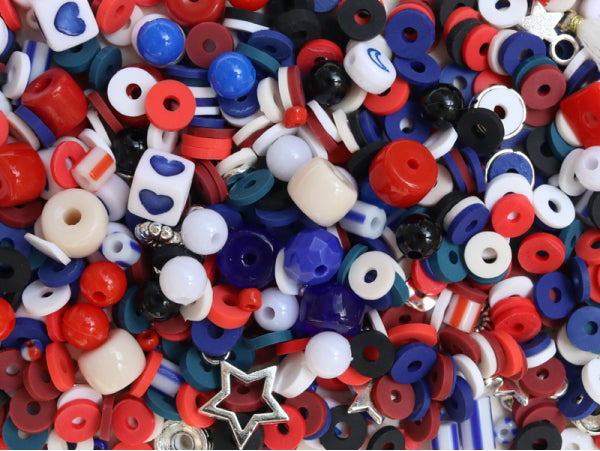 Mélange de perles heishi et de breloques - Paris