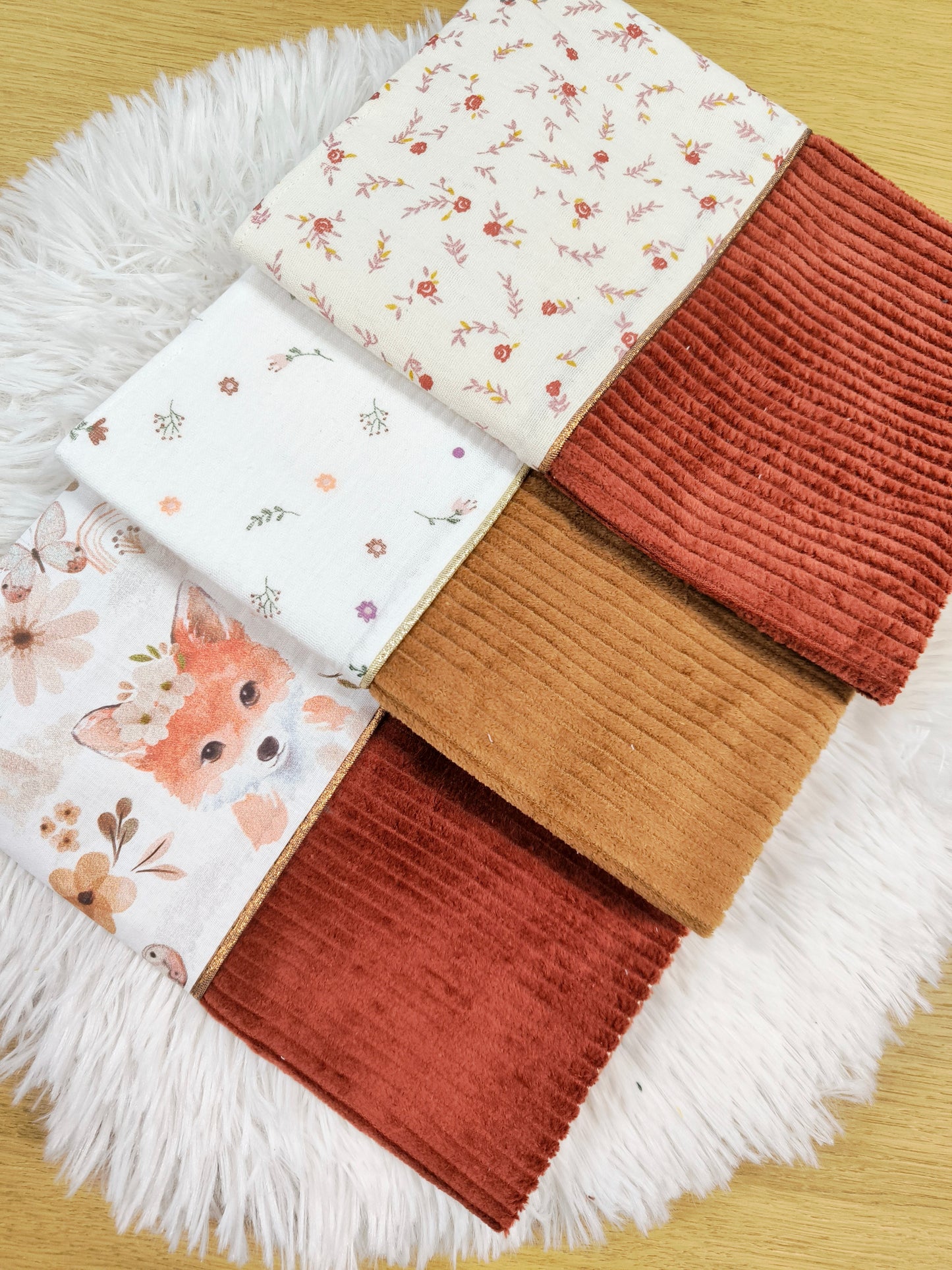 Protège carnet de santé personnalisable, cadeau naissance modèle Fleurs - velours camel