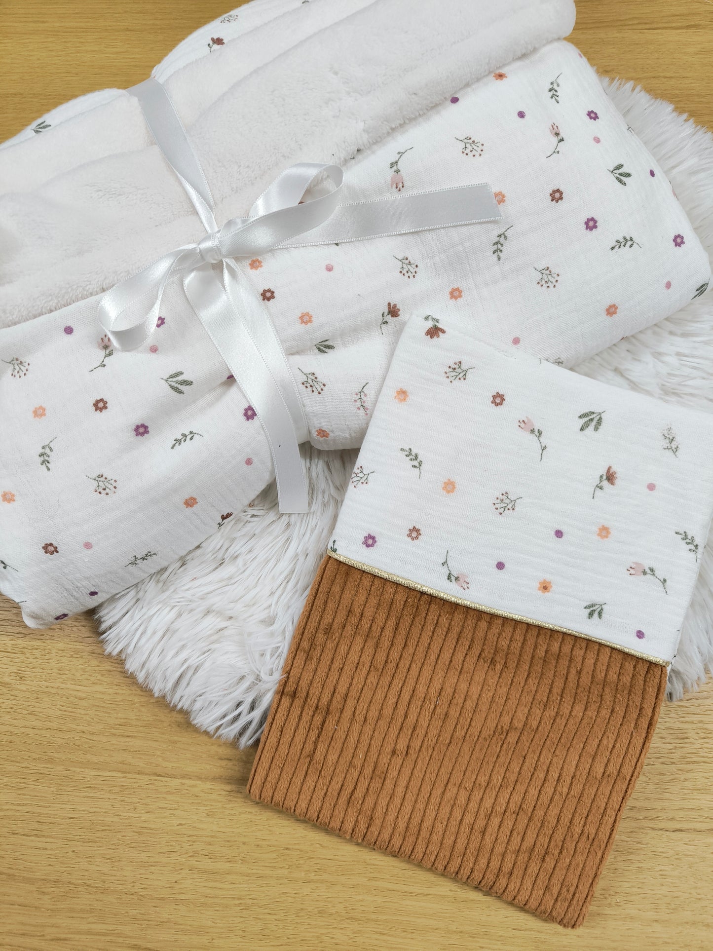 Protège carnet de santé personnalisable, cadeau naissance modèle Fleurs - velours camel