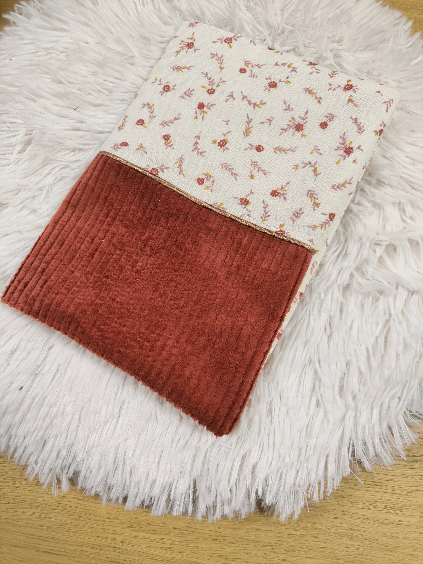 Protège carnet de santé personnalisable, cadeau naissance modèle Fleurs - velours terracotta