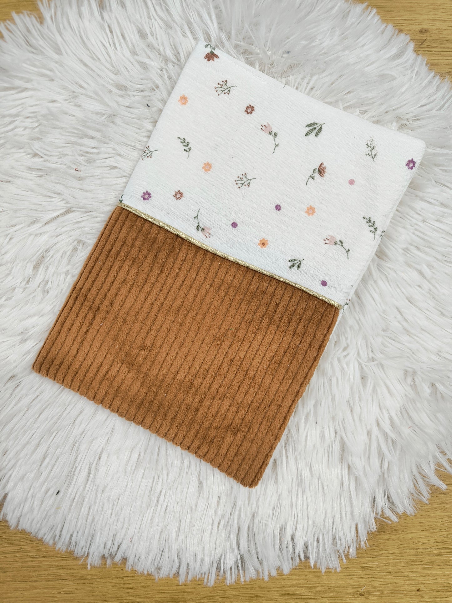 Protège carnet de santé personnalisable, cadeau naissance modèle Fleurs - velours camel