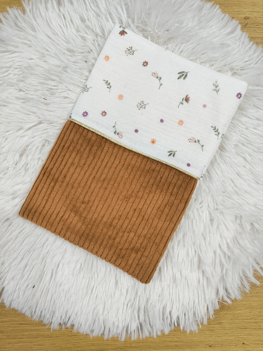 Protège carnet de santé personnalisable, cadeau naissance modèle Fleurs - velours camel
