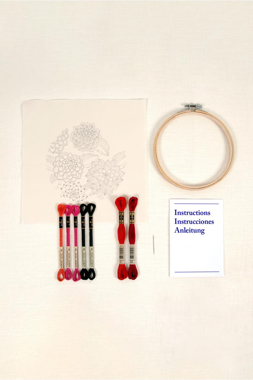 KIT BRODERIE DAHLIAS DE M.D PROCUREUR