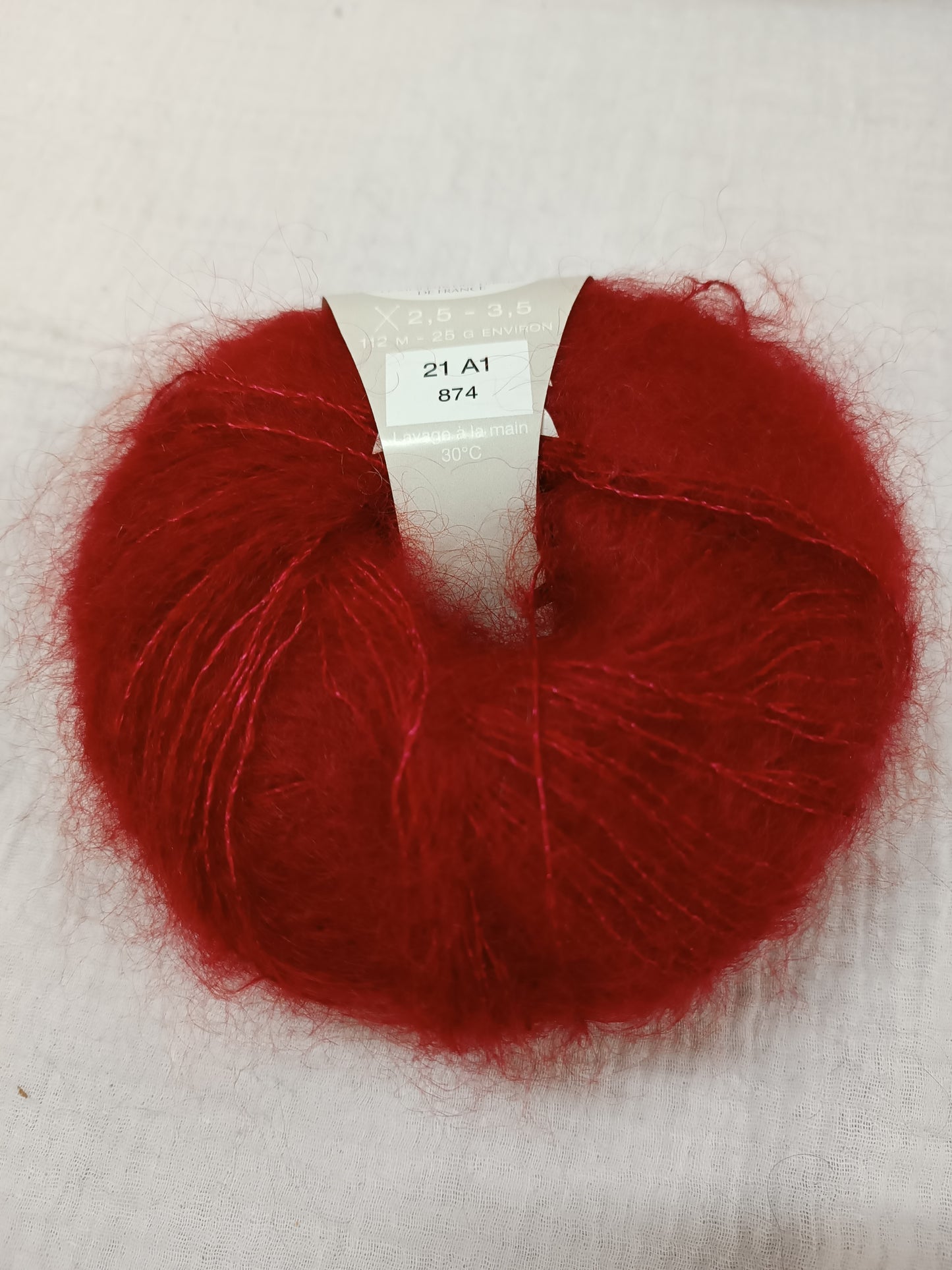 874. Mohair et soie rubis