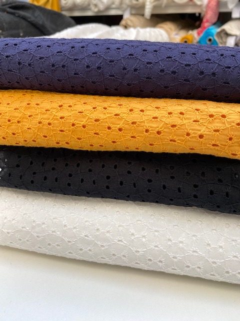 TISSU BRODERIE ANGLAISE PETIT MOTIF TON SUR TON NOIR