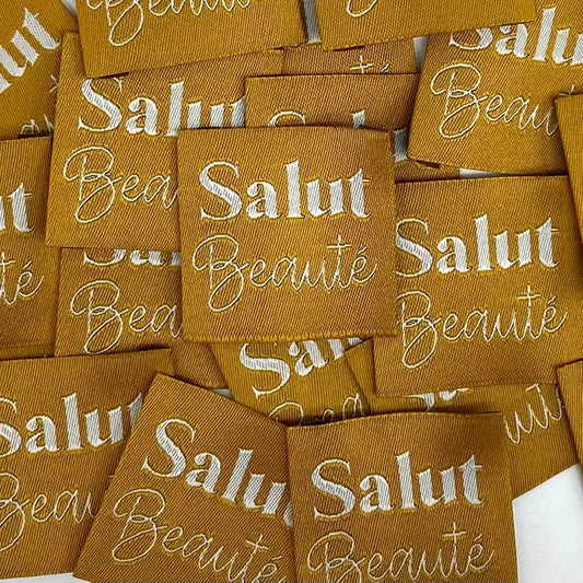 Étiquette tissée à coudre "SALUT BEAUTÉ" Safran
