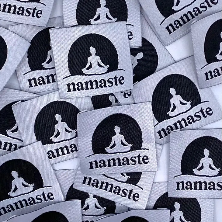 Étiquette tissée à coudre "NAMASTE" Blanc et Noir