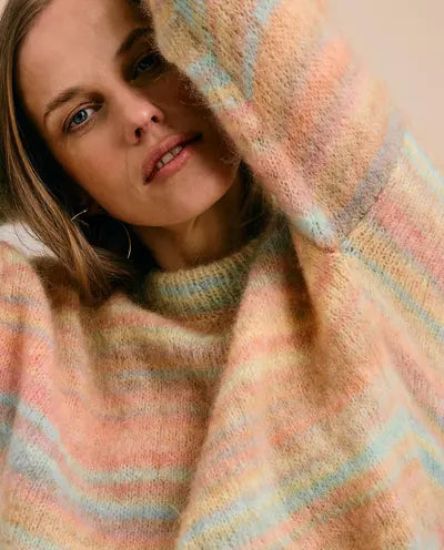 N°276 : Femme Tricot Fils Piliers