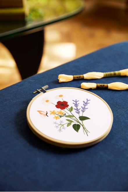 Somptueuses fleurs d’été Kit broderie TB219