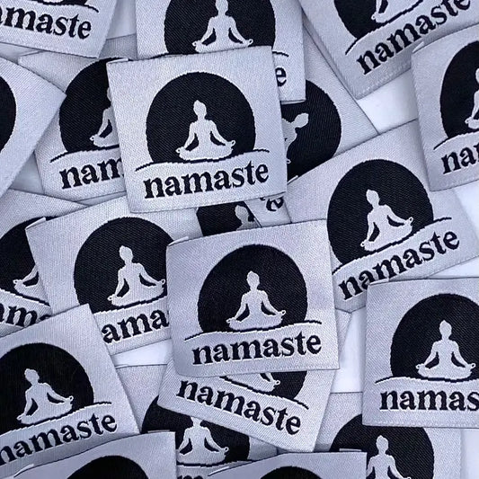 Étiquette tissée à coudre "NAMASTE" Blanc et Noir